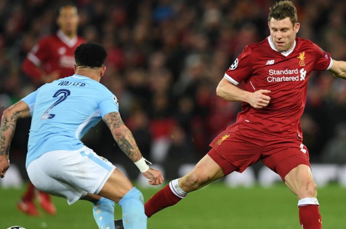 Aksi gelandang Liverpool, James Milner (kanan), dalam pertandingan leg 1 babak perempat final Liga Champions 2017-2018 menghadapi Manchester City di Stadion Anfield, Liverpool, Inggris, pada Rabu (4/4/2018).