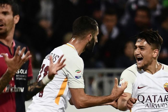 Selebrasi gelandang AS Roma, Cengiz Under (kanan), bersama Maxime Ginalons seusai mencetak gol ke gawang Cagliari dalam laga Liga Italia 2017-2018 di Stadio Sardegna Arena, Cagliari, Italia, pada Minggu (6/5/2018).