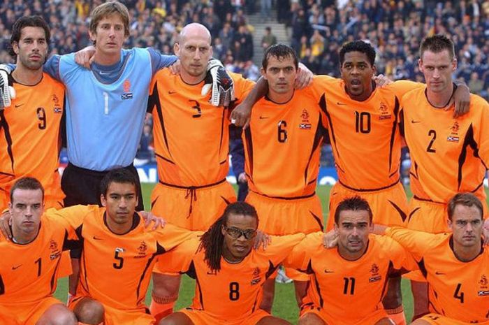 Para pemain timnas Belanda berpose menjelang kick-off partai play-off Piala Eropa 2004 melawan Skotlandia di Hampden Park, Glasgow, 15 November 2003.