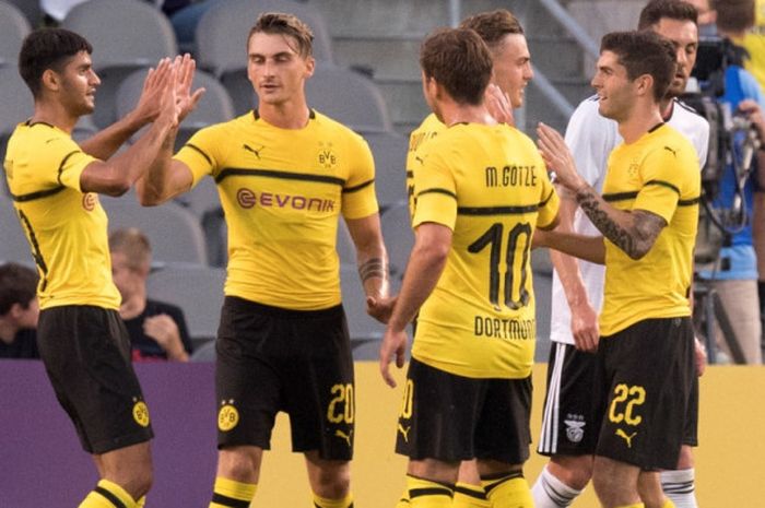 Para pemain Borussia Dortmund merayakan gol Maximilian Philipp (dua dari kiri) ke gawang Benfica dalam partai International Champions Cup di Heinz Field, Pittsburgh, 25 Juli 2018.