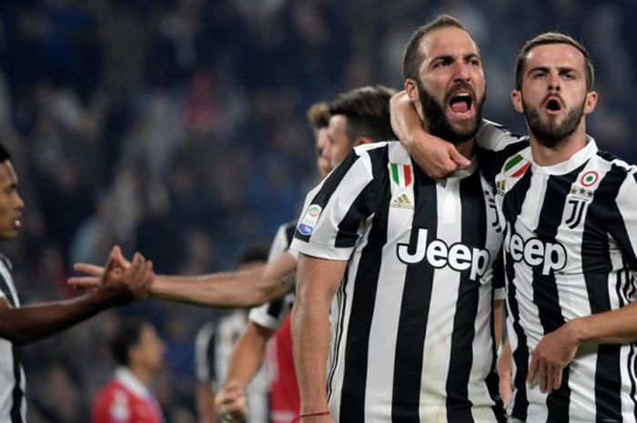 Striker Juventus, Gonzalo Higuain, merayakan golnya bersama Miralem Pjanic (kanan) dalam laga Liga Italia kontra SPAL di Juventus Stadium, Turin, pada 25 Oktober 2017.