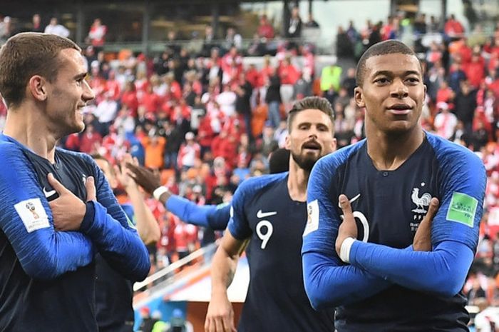 Penyerang Prancis, Kylian Mbappe (kanan), merayakan gol yang dicetak bersama Antoine Griezmann dalam laga Grup C Piala Dunia 2018 kontra Peru di Ekaterinburg Arena, Ekaterinburg, Rusia pada 21 Juni 2018.