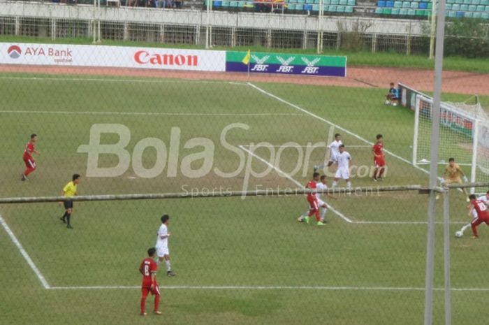 Suasana laga timnas U-19 Indonesia kontra Thailand di ajang semifinal Piala AFF U-18 di Thuwunna Stadium, Yangon, Myanmar, pada Jumat (15/9/2017).