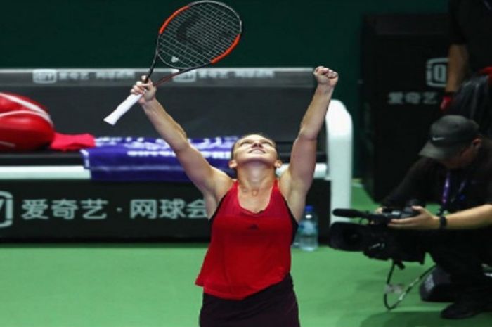 Simona Halep merayakan kemenangan perdananya pada ajang WTA Finals 2017 di Singapura setelah mengalahkan Caroline Garcia pada Senin (23/10/2017).