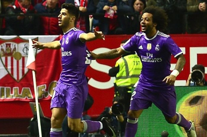 Pemain Real Madrid, Marco Asensio (kiri), melakukan selebrasi setelah membobol gawang Sevilla dalam partai Copa del Rey, di Stadion Ramos Sanchez Pizjuan, Kamis (12/1/2017) waktu setempat. 