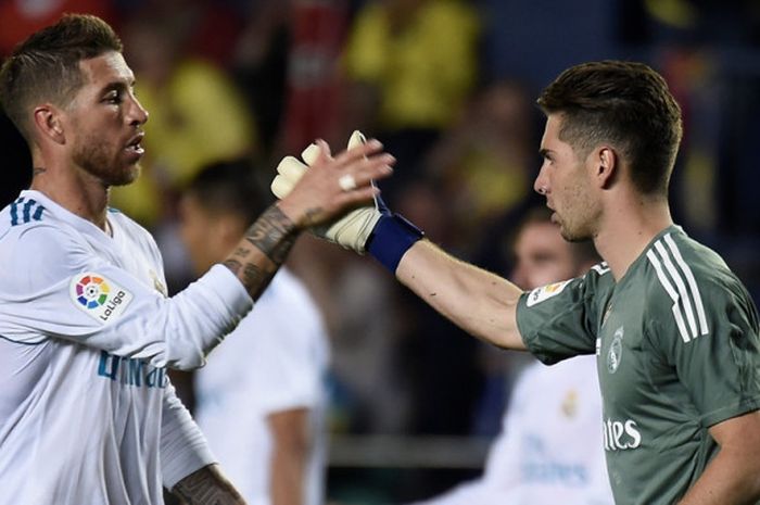 Kiper Real Madrid, Luca Zidane (kanan), bersalaman dengan kapten Sergio Ramos dalam laga Liga Spanyol kontra Villarreal di Stadion La Ceramica, Villarreal pada 19 Mei 2018.