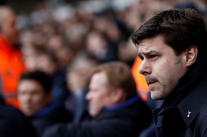 Manajer Tottenham Hotspur, Mauricio Pochettino, mendampingi anak-anak asuhnya dalam laga Premier League kontra Everton di Stadion White Hart Lane, London, Inggris, pada 5 Maret 2017.