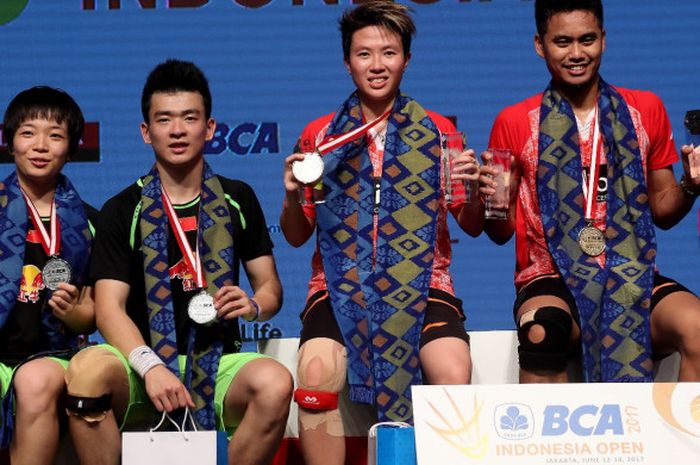 Tontowi Ahmad/Liliyana Natsir saat memenangi Indonesia Open 2017 setelah mengalahkan pasangan China, Zheng Siwei/Cheng Qingchen dengan skor 22-20, 21-15.