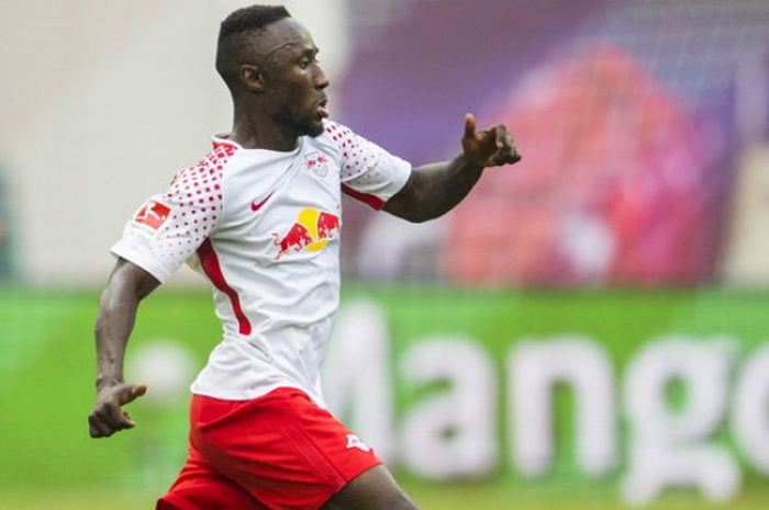 Aksi gelandang RB Leipzig, Naby Keita, dalam pertandingan Liga Jerman 2017-2018 menghadapi Freiburg di Red Bull Arena, Leipzig, Jerman, pada 27 Agustus 2017.