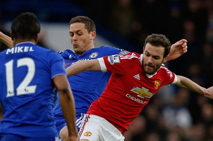 Juan Mata (kanan) berduel dengan Nemanja Matic saat Manchester United melawan tuan rumah Chelsea pada partai Premier League, kasta pertama Liga Inggris, di Stadion Stamford Bridge, 7 Februari 2017.