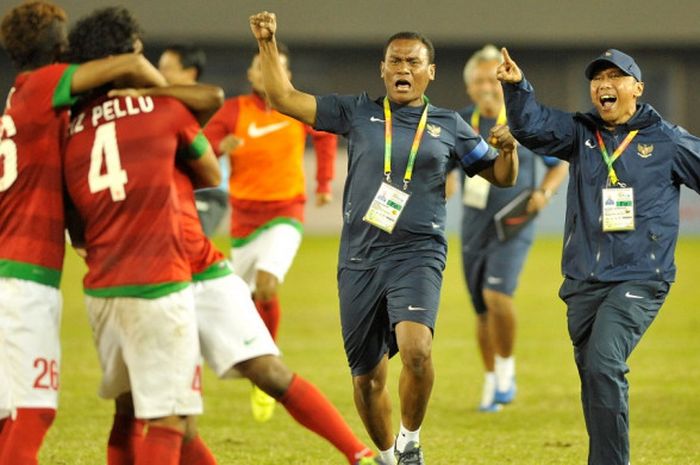 Timnas Indonesia merayakan kemenangan seusai mengalahkan Malaysia lewat adu penalti dengan skor 4-3 dalam semifinal sepak bola SEA Games 2013 di Stadion Zayar Thiri, Naypyidaw, Myanmar, Kamis (19/12/2013). Timnas akan menjalani laga final melawan Thailand, Sabtu (21/12/2013).