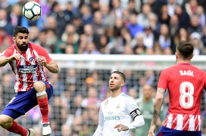 Striker Atletico Madrid, Diego Costa (kiri), berduel dengan bek Real Madrid, Sergio Ramos, dalam laga Liga Spanyol di Stadion Santiago Bernabeu, Madrid pada 8 April 2018.