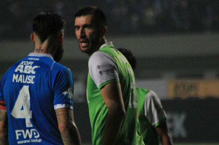   Vladimir Vujovic dikawal ketat oleh Bojan Malisic pada laga Persib Bandung vs Bhayangkara FC di Bandung (31/5/2018)   