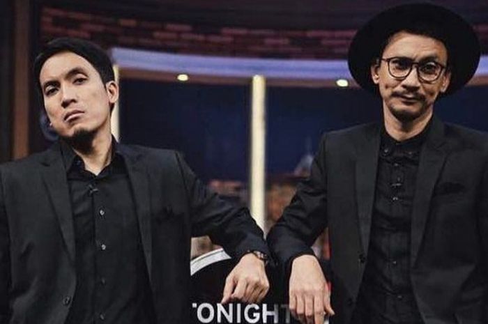 Pembawa acara Tonight Show Deddy Mahendra Desta (kiri) dan Vincent Ryan Rompies (kanan).