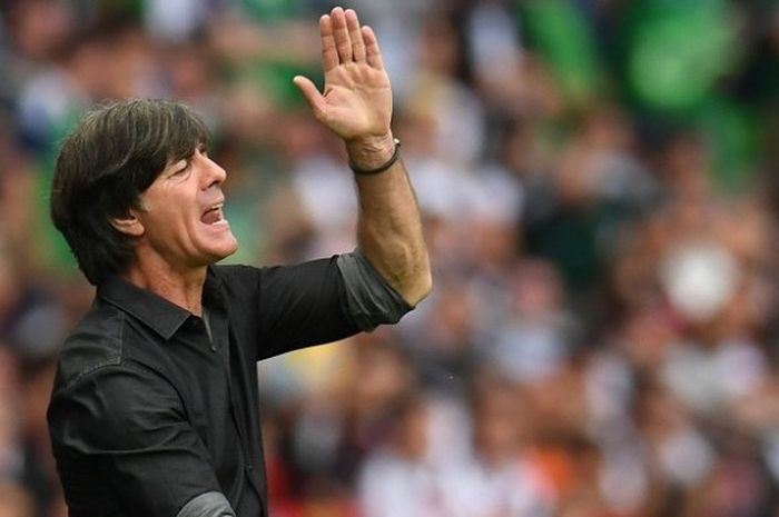 Ekspresi pelatih Jerman, Joachim Loew, saat mendampingi timnya melawan Irlandia Utara, dalam laga Grup C Piala Eropa 2016 di Paris, Selasa (21/6/2016) waktu setempat.