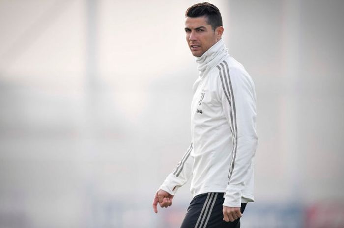 Megabintang Juventus, Cristiano Ronaldo, menjalani sesi latihan.