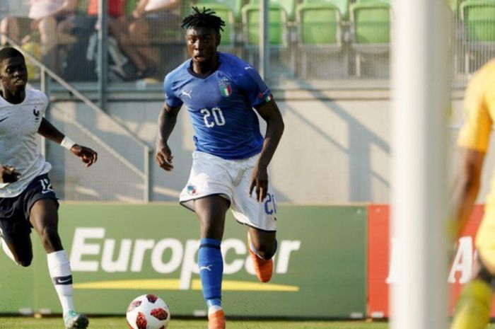 Pemain timnas U-19 Italia, Moise Kean (20), menggiring bola ke pertahanan Prancis dalam partai semifinal Piala Eropa U-19 di Vaasa, Finlandia, 26 Juli 2018.