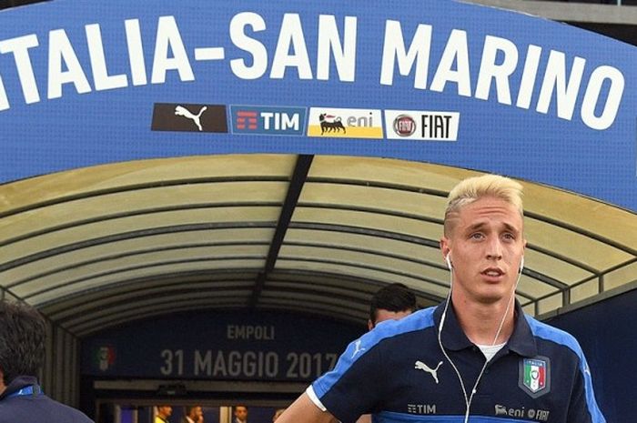 Bek timnas Italia, Andrea Conti, saat memasuki lapangan menjelang laga uji coba melawan San Marino di Stadion Carlo Castellani, Empoli, (31/5/2017).