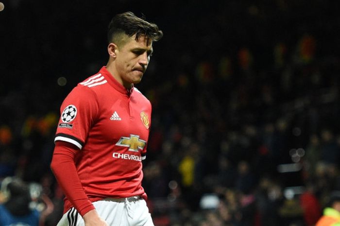  Ekspresi penyerang Manchester United, Alexis Sanchez, seusai timnya kalah dari Sevilla dalam laga leg kedua babak 16 besar Liga Champions di Stadion Old Trafford, Manchester, Inggris, pada 13 Maret 2018. 