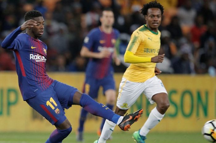  Pemain FC Barcelona, Ousmane Dembele (kiri), melepaskan tendangan dalam laga perayaan ulang tahun ke-100 Nelson Mandela kontra Mamelodi Sundowns di Stadion FNB Soccer, Durban, Afrika Selatan pada 16 Mei 2018. 