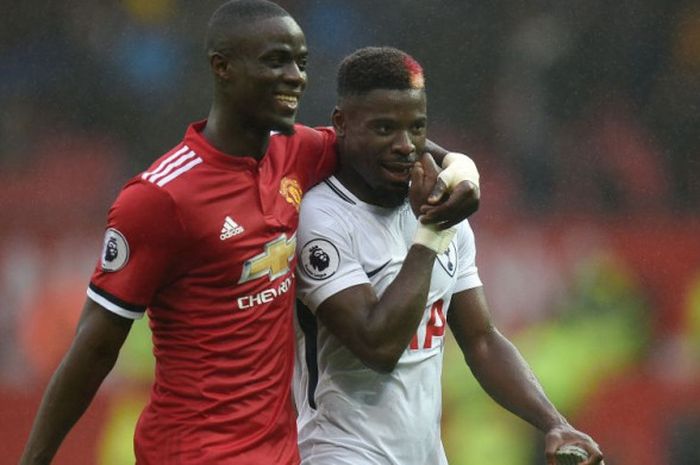  Bek Tottenham Hotspur, Serge Aurier, bercengkerama dengan pemain Manchester United, Eric Bailly, pada laga Liga Inggris di Old Trafford, Manchester, 28 Oktober 2017. 