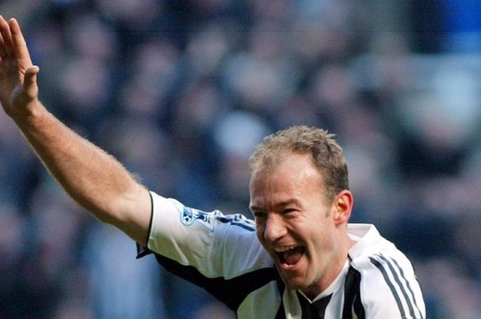  Alan Shearer saat merayakan gol Newcastle United ke gawang Portsmouth pada lanjutan Premier League di St James Park, 4 Februari 2006. 