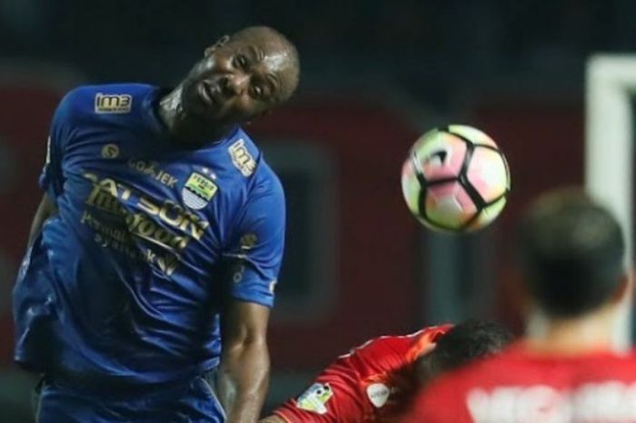 Penyerang asal Inggris yang memperkuat Persib, Carlton Cole menyundul bola saat timnya menghadapi Arema FC.