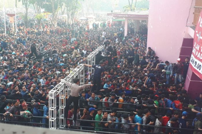 Antrean calon penonton untuk membeli tiket final Piala AFF U-16 2018 di Stadion Gelora Delta, Sidoarjo, Sabtu (11/8/2018).