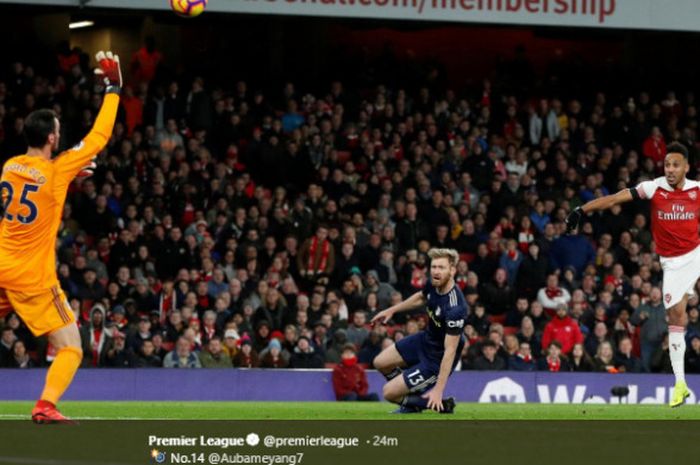 Penyerang Arsenal, Pierre-Emerick Aubameyang (kanan) mencetak gol dalam pertandingan melawan Fulham di Stadion Emirates pada pekan ke-21 Liga Inggris 2018-2019, Selasa (1/1/2019).