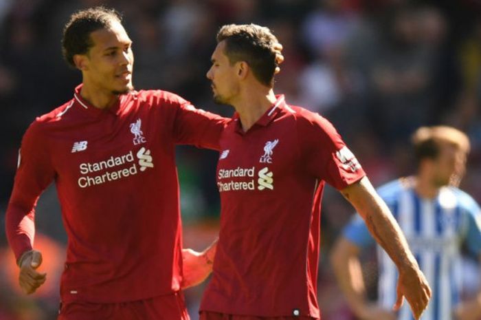  Duo bek Liverpool, Virgil van Dijk (kiri) dan Dejan Lovren, berbicara pada laga Liga Inggris kontra Brighton and Hove Albion di Stadion Anfield, Liverpool, Minggu (13/5/2018). 