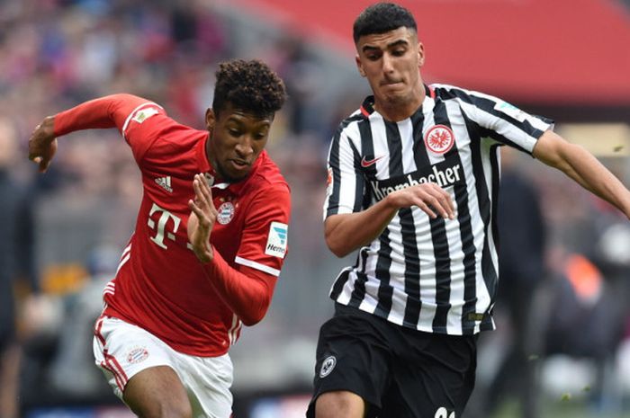 Aksi gelandang Eintracht Frankfurt, Aymen Barkok (kanan), saat mencoba merebut bola dari kaki pemain Bayern Muenchen, Kingsley Coman, dalam pertandingan Liga Jerman 2016-2017 di Stadion Allianz Arena, Muenchen, Jerman, pada  11 Maret 2017.