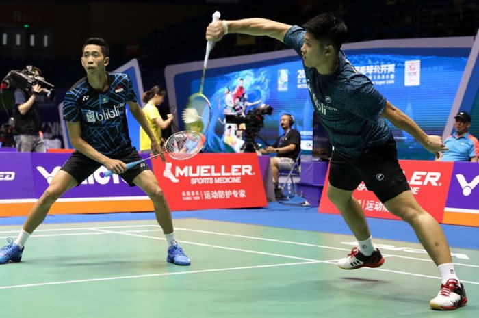 Pasangan ganda putra Indonesia, Wahyu Nayaka Arya Pankaryanira (kanan)/Ade Yusuf Santoso, saat menjalani laga melawan rekan senegara, Marcus Fernaldi Gideon/Kevin Sanjaya Sukamuljo, pada babak kesatu China Open 2018 di Changzhou, Rabu (19/9/2018). 