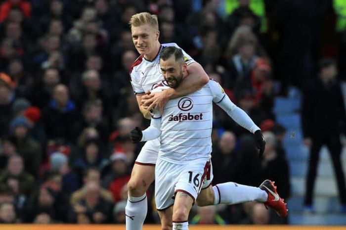 Gelandang Burnley, Steven Defour (depan), merayakan gol yang dia cetak ke gawang Manchester United dalam laga Liga Inggris di Stadion Old Trafford, Manchester, pada 26 Desember 2017.