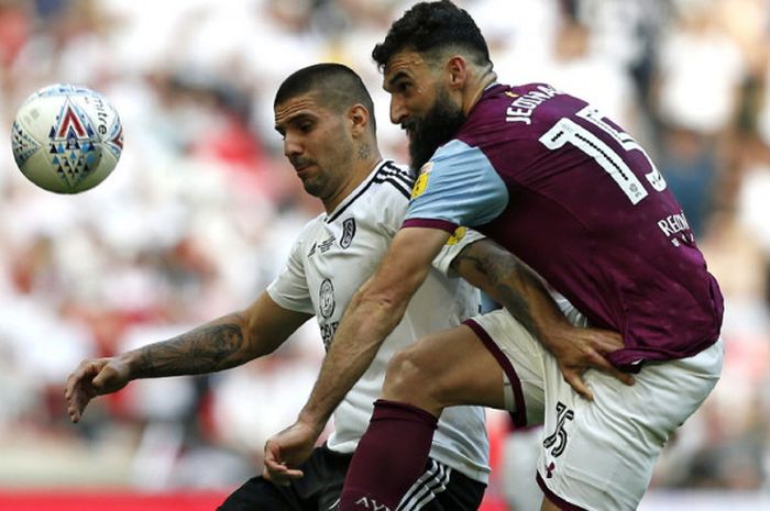 Striker Fulham, Aleksandar Mitrovic (kiri), berduel dengan gelandang Aston Villa, Mile Jedinak, dalam laga final play-off Championship 2017-2018 di Stadion Wembley, London, Inggris, pada Sabtu (26/5/2018).