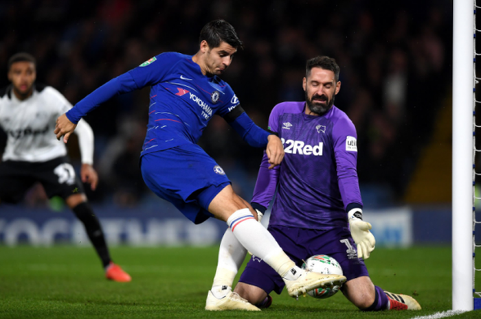 Aksi penyerang Chelsea, Alvaro Morata, pada laga kontra Derby County dalam babak 16 besar Piala Liga Inggris di Stadion Stamford Bridge, Rabu (31/10/2018).