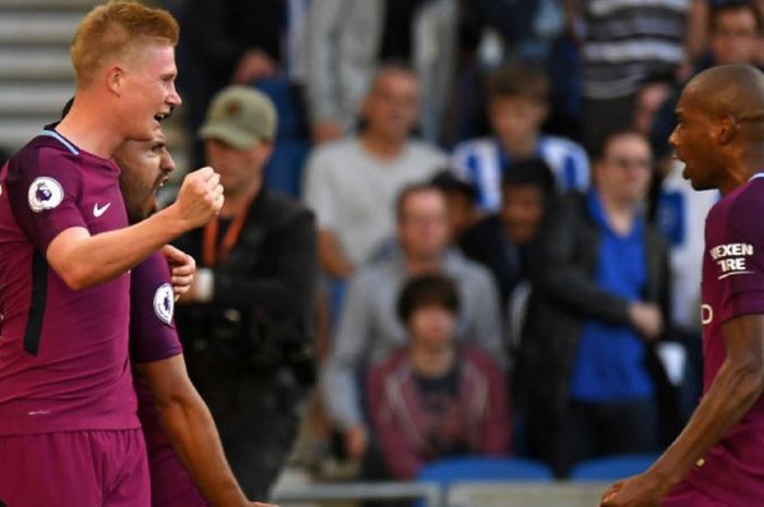 Pemain-pemain Manchester City, Kevin de Bruyne, Sergio Aguero, dan Fernandinho, merayakan gol Sergio Aguero ke gawang Brighton and Hove Albion pada partai Liga Inggris di Stadion Amex, Sabtu (12/8/2017).