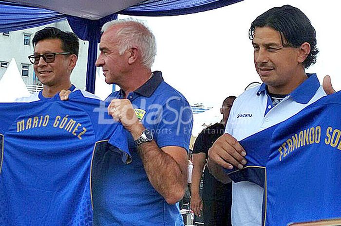 Direktur PT PBB, Teddy Tjahyono (kiri) berfoto bersama pelatih anyar Persib, Roberto Carlos Mario Gomez yang ditemani asistennya, Fernando Gaston Soler di Stadion Persib, Jalan Ahmad Yani, Kota Bandung, Minggu (10/12/2017).