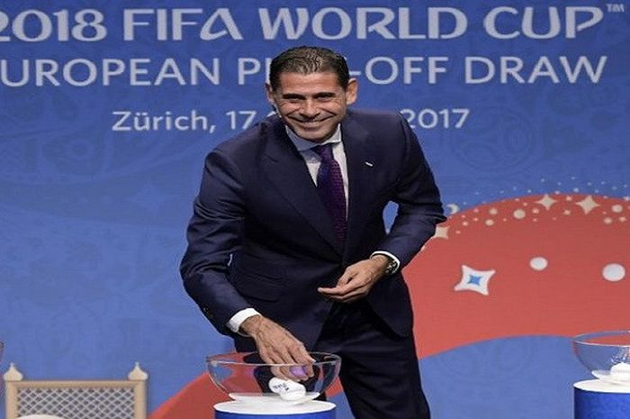 Fernando Hierro melakukan drawing play-off kualifikasi Piala Dunia 2018 di Zurich, 17 Oktober 2017.