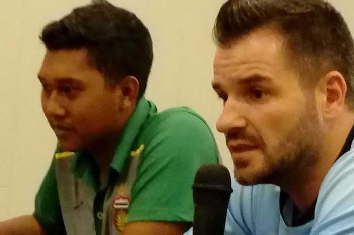 Pelatih Bhayangkara FC, Simon McMenemy (kanan) memberikan keterangan ke media dalam jumpa pers pra-laga kontra tuan rumah Bali United di Natya Hotel, Kuta, Kamis (8/6/2017) siang. 