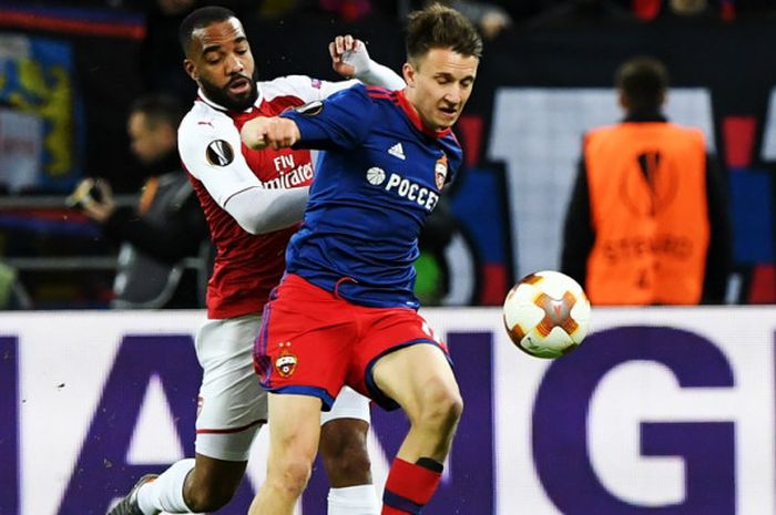 Gelandang CSKA Moskva, Aleksandr Golovin (kanan), berduel berebut bola dengan penyerang Arsenal, Alexandre Lacazette, dalam laga leg 2 perempat final Liga Europa 2017-2018 di Stadion VEB Arena, Moskow, Rusia, pada 12 April 2018.