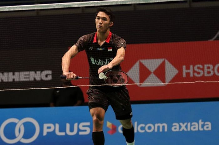 Pebulu tangkis tunggal putra Indonesia, Jonatan Christie, mengembalikan kok ke arah Daren Liew (Malaysia) pada babak pertama Malaysia Open 2018 yang berlangsung di Axiata Arena, Kuala Lumpur, Rabu (27/6/2018).