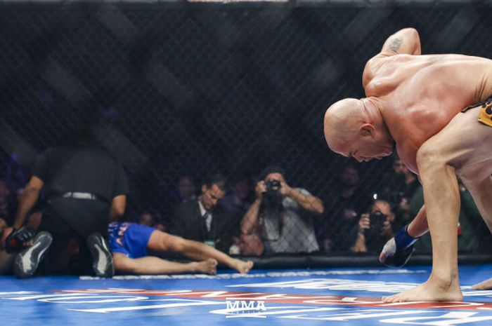 Tito Ortiz merayakan kemenangannya setelah mengalahkan Chuck Liddell.