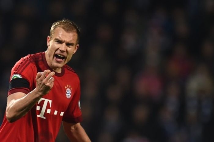 Pemain belakang Bayern Muenchen, Holger Badstuber, menunjukkan ekspresi ketika melawan Bochum pada partai perempat final DFB Pokal, 10 Februari 2016.