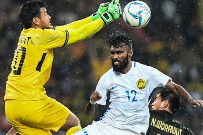 Penyerang timnas U-22 Malaysia, Nadarajah Thanabalan (kanan) berduel dengan kiper timnas U-22 Thailand, Nont Muangngam, dalam laga final SEA Games 2017, Selasa (29/8/2017).