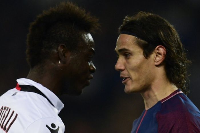 Striker OGC Nice, Mario Balotelli, beradu mulut dengan pemain Paris Saint-Germain, Edinson Cavani, dalam laga Liga Prancis di Stadion Parc des Princes, Paris, pada 27 Oktober 2017.