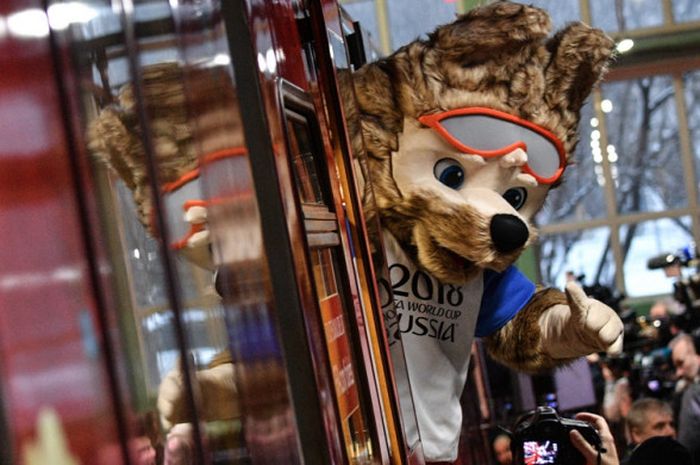 Zabivaka, maskot Piala Dunia 2018 menghadiri peresmian poster resmi 2018 FIFA World Cup di Krasnaya Presnya Metro Depot, Moskow, Rusia, pada 28 November 2017.