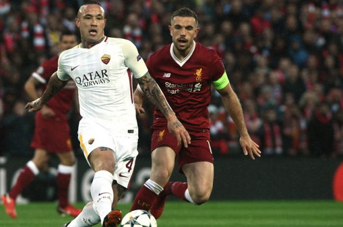   Gelandang AS Roma, Radja Nainggolan (kiri), saat menguasai bola dalam bayang-bayang pemain Liverpool, Jordan Henderson, dalam laga leg 1 semifinal Liga Champions 2017-2018 di Stadion Anfield, Liverpool, Inggris, pada Selasa (24/4/2018).  