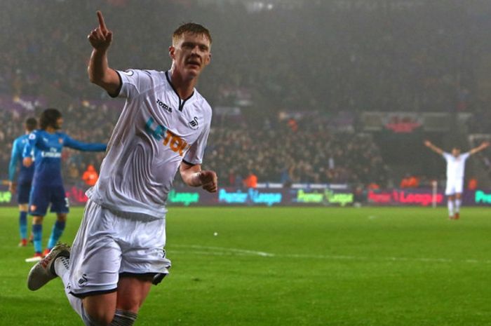 Gelandang Swansea City, Sam Clucas, merayakan gol yang dia cetak ke gawang Arsenal dalam laga Liga Inggris di Stadion Liberty, Swansea, pada 30 Januari 2018.