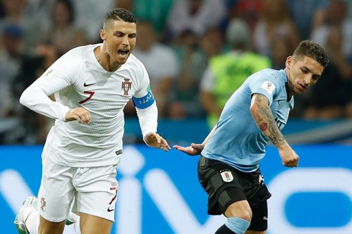 Gelandang Uruguay, Lucas Torreira (kanan), berduel dengan megabintang Portugal, Cristiano Ronaldo, dalam laga babak 16 besar Piala Dunia 2018 di Stadion Fisht, Sochi, Rusia pada 30 Juni 2018.