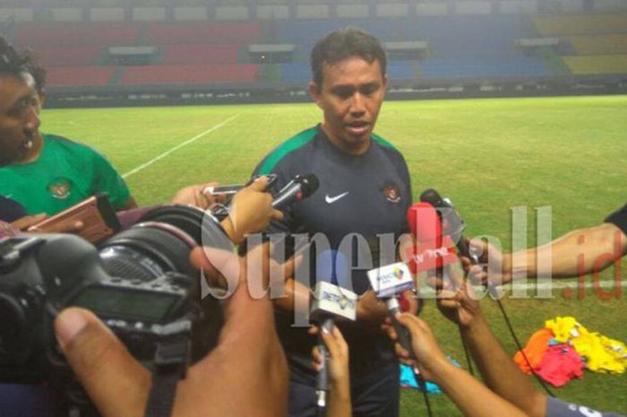 Asisten Pelatih Timnas Indonesia Bima Sakti memberikan keterangan kepada awak media di sesi latihan perdana Timnas Senior Indonesia, Senin (2/10/2017) di Stadion Patriot, Kota Bekasi.